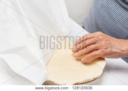 Quiche lorraine preparation : Transferring the quiche Lorraine dough to the baking dish