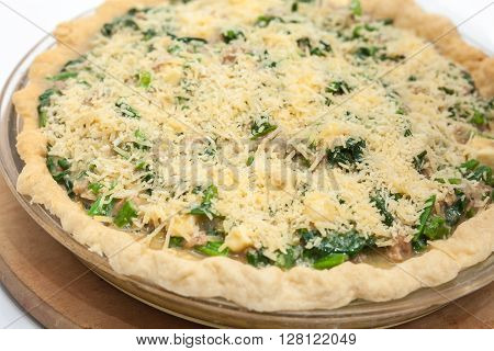 Quiche lorraine preparation : Spinach and tuna quiche lorraine ready to be baked