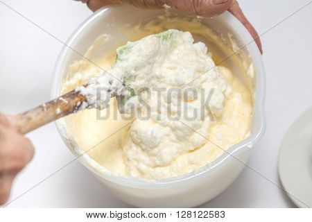 Preparation process of the  topfen füllen filling