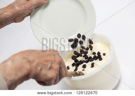 Adding raisins to the topfen füllen filling