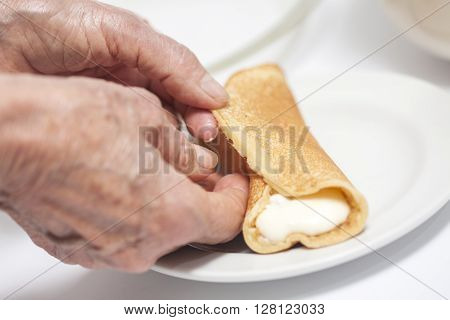 Filling a crepe to prepare a topfen füllen