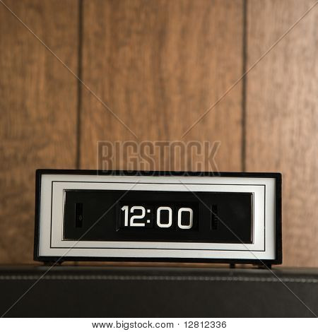 Retro ur sat til 12:00 mod træpaneler.