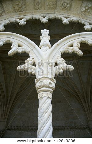 Koristeellinen sarake Jeronimos Monastery, Lissabon.