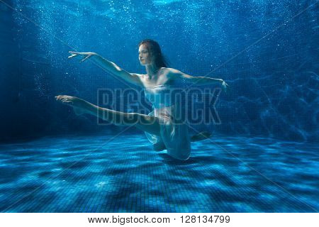Woman posing under the water she dances.
** Note: Soft Focus at 100%, best at smaller sizes