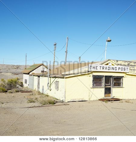 Stary trading post w krajobraz pustyni Utah.
