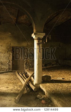 Solljus fyller gammal övergiven byggnad med kolumn och valv i Toscana, Italien.
