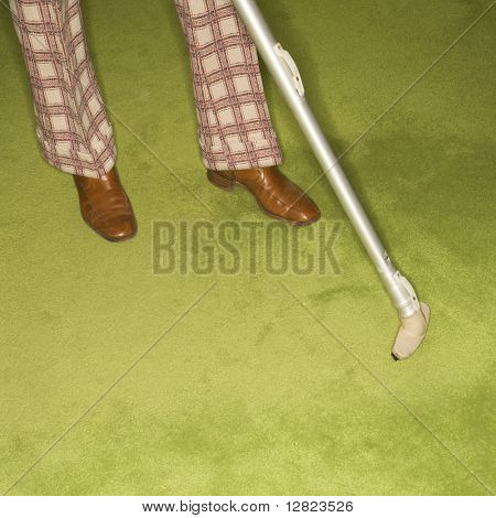 Nahaufnahme der kaukasischen männliche Füße mit Vakuum-Erweiterung gegen Grün retro Teppich.