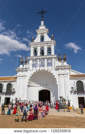 El ROCIO, ANDALUCIA, SPAIN - MAY 22: Romeria after visiting the Sanctuary goes to village.  2015  It is one of the most famous pilgrimage of Spain. This pilgrimage passes from the 15th century.