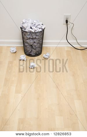 Teljes wire mesh szemetet is Összegyűrt papír feszültségre és dugók.