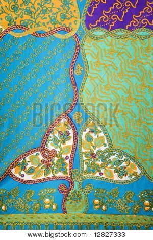 Close-up de tecidos vintage coloridos com formas abstratas de azul e turquois impresso em poliéster.