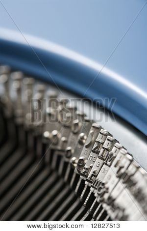 Selektivní pozornost zblízka z psacího stroje typebars.