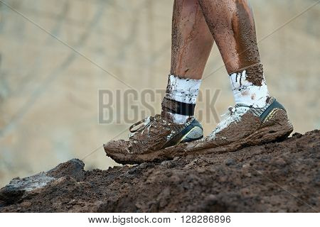 Mud race runners muddy running shoes,Muddy feet