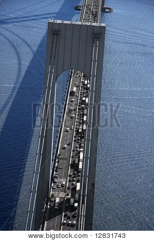 Luftfoto af trafik på Verrazano-Narrows-broen i New York City.