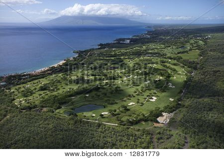 Luftbild des Golfplatzes auf Maui, Hawaii-Küste mit den Pazifischen Ozean.