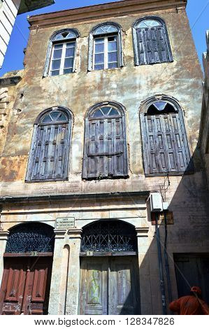 Old facade with tiles to break wooden shutters to close.
** Note: Soft Focus at 100%, best at smaller sizes