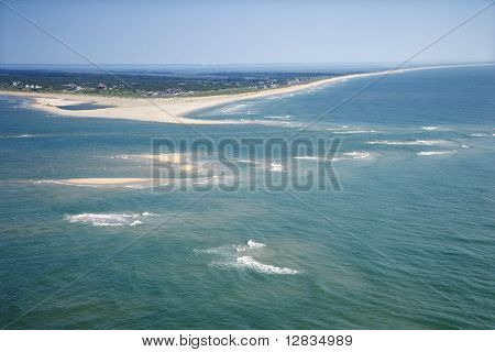 Panoramica aerea marino di spiaggia e isola presso Baldhead Island, Carolina del Nord.