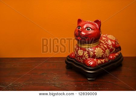 Chinesische rote Katze Statue orange Wand.