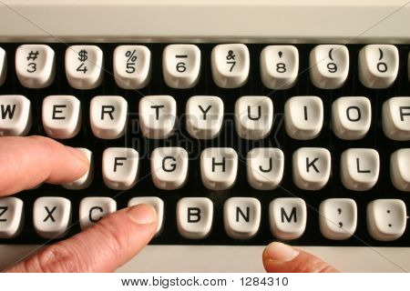 Digitando su una vecchia macchina da scrivere