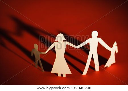 Kağıt kesme Aile dört ayakta tutan ellerin.