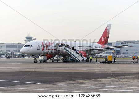 Passengers Board The Aircraft Boeing 757 Vim Airlines