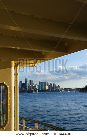 Widok z promu z portu i panoramę z Sydney, Australia.