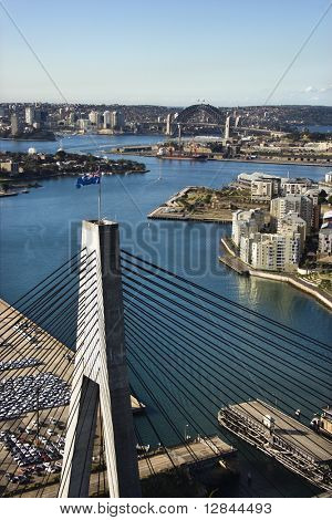 Letecký pohled na most Anzac a budovy přístavu v Sydney, Austrálie.
