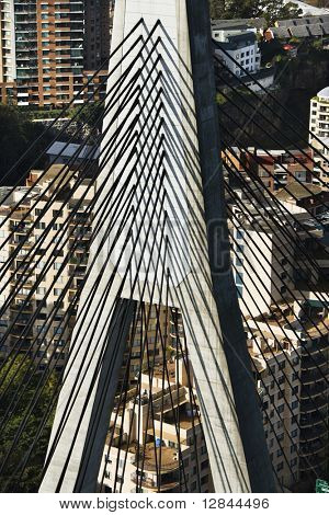 Letecký pohled na detailu Anzac most a budov v australském Sydney.