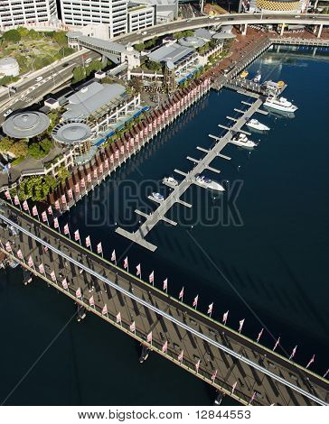 Luftbild von Pyrmont Bridge und Boote in Darling Harbour, Sydney, Australien.