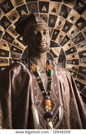 Portret mężczyzny African American noszenia tradycyjnych afrykańskich odzież, przed wzorzyste wa