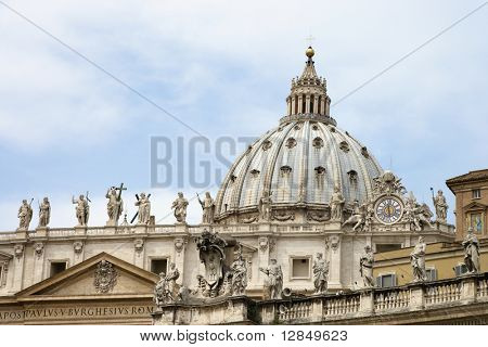 Estatuária e cúpula da Basílica de St Peter. Tiro horizontal.
