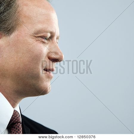 Retrato de perfil caucasiano médio empresário envelhecido.