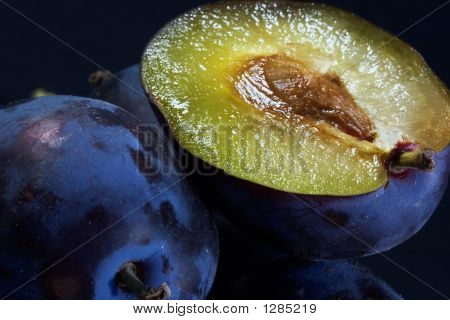 Синие спелых мясистые сливы