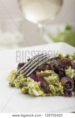 bavarian spinach spaetzle pasta dish with wine