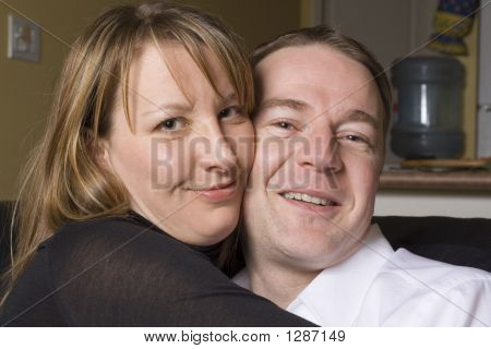 คู่มีความสุขผ่อนคลายบนโซฟา