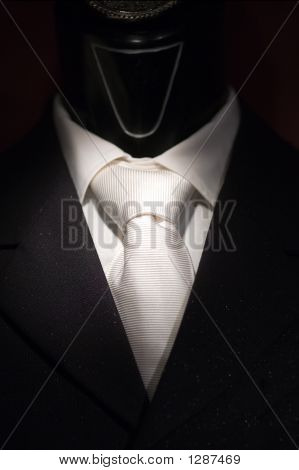 Bílá kravata a černý oblek na obchodu figurín