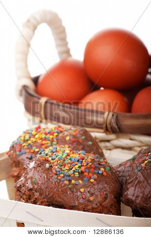 Bolos de chocolate e cesta com ovos de Páscoa