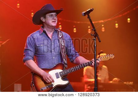 HUNTINGTON, NY-JAN 8: Musician Jon Pardi performs onstage during the 