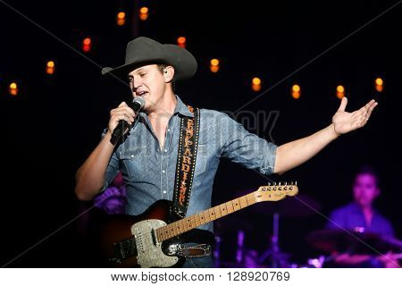 HUNTINGTON, NY-JAN 8: Musician Jon Pardi performs onstage during the 