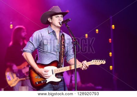 HUNTINGTON, NY-JAN 8: Musician Jon Pardi performs onstage during the 