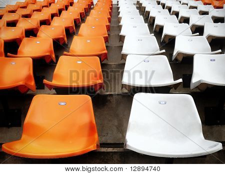 Pomarańczowy i biały siedzenia w stadion
