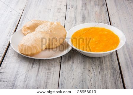 Aamras or Aam Ras Puri: Puri which is an indian fried small bread and alphonso mango pulp is a popular lunch especially during Padwa, the Marathi new year, maharashtrian lunch/dinner menu