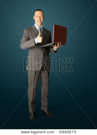 Full Length portret van zakenman met Laptop