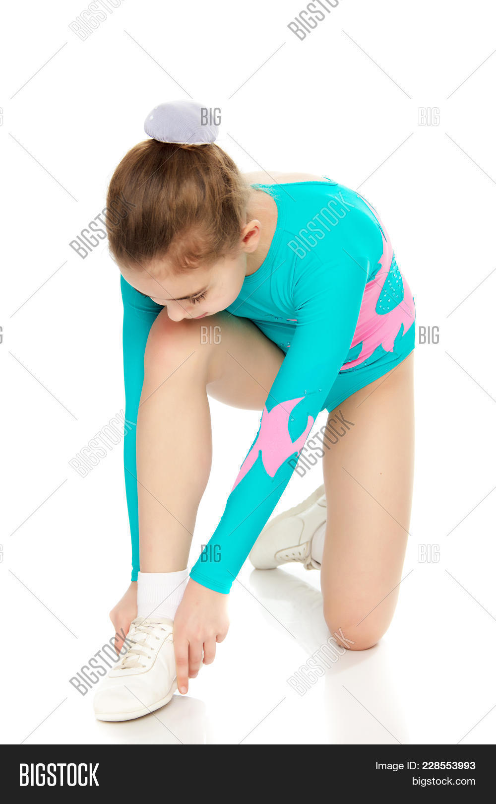 Very young little girls bent over — photo 11