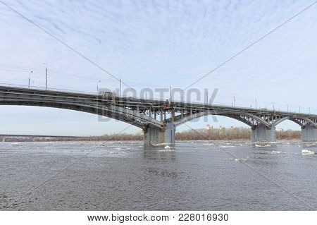 Nizhny Novgorod, Russia. - March 24.2017. Canavinsky Bridge Over The River Oka. The Ice Remains On T
