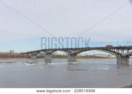 Nizhny Novgorod, Russia. - March 24.2017. Canavinsky Bridge Over The River Oka. The Flow Of Cars Goi