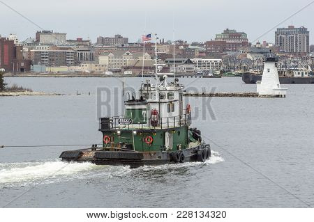 New Bedford, Massachusetts, Usa - February 22, 2018: Tug Bucky Towing Barge Into New Bedford Inner H