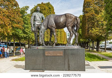 Paris, France - August 28, 2014: Memorial To Officers And Soldiers Of The Russian Expeditionary Forc
