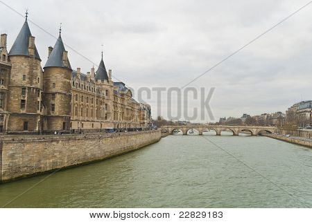 Se på en bro ved Paris