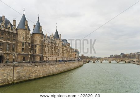 Se på en bro ved Paris