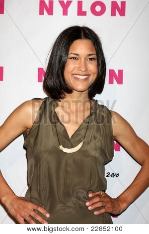 LOS ANGELES - 12 de maio: Julia Jones no Nylon revista jovem Hollywood Party 2010 em Hollywood 